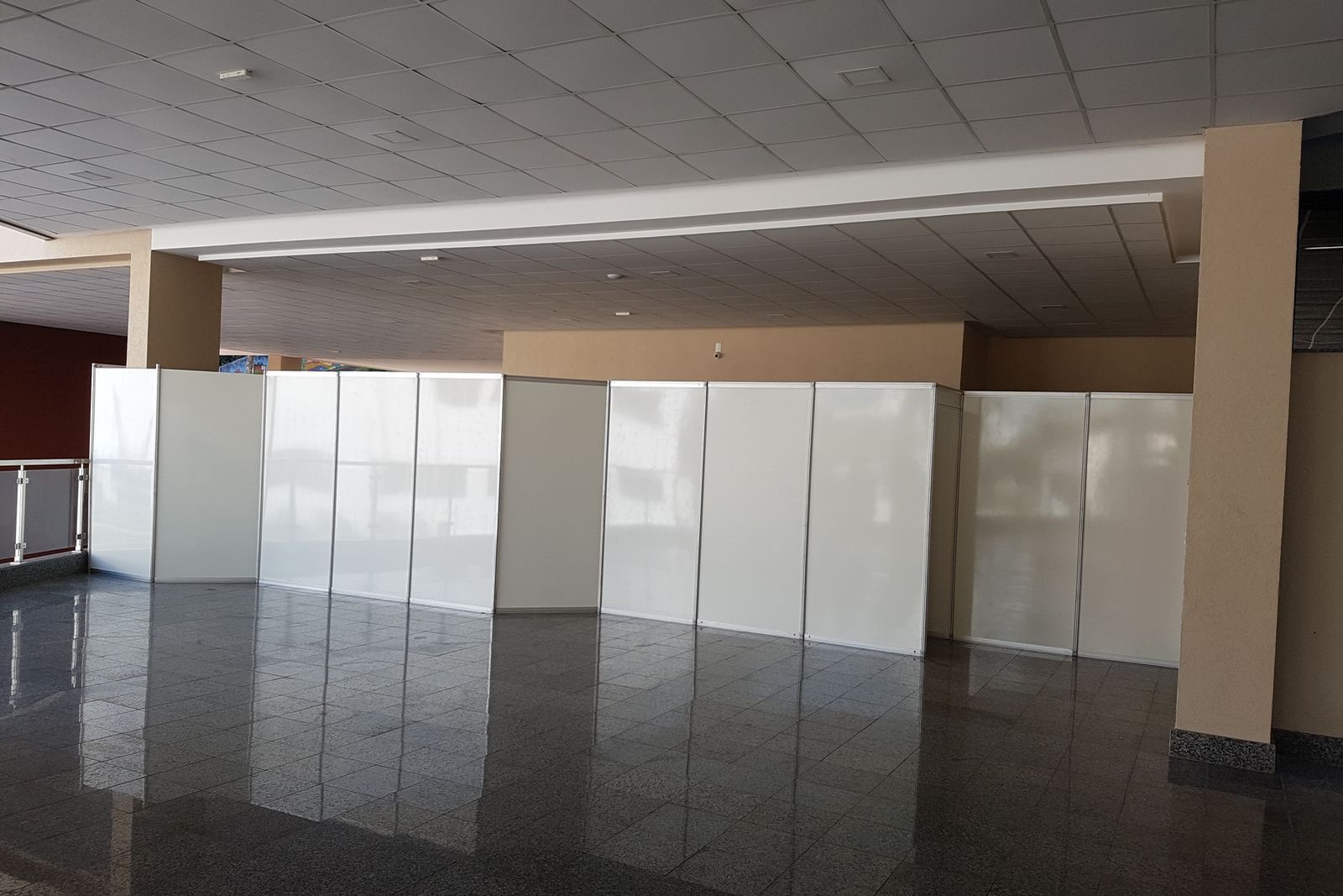Fechamento reto de área em saguão
