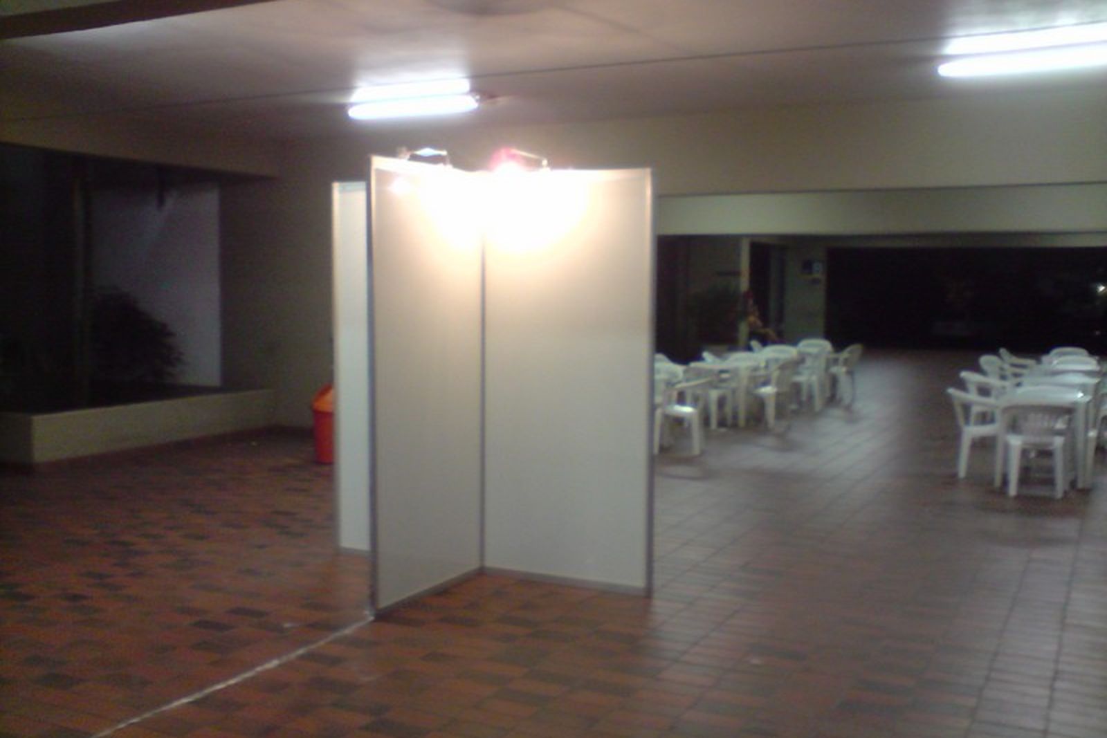 Painéis em X com trabalhos fixados
