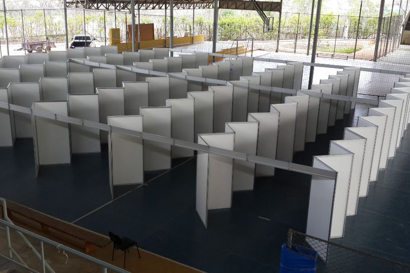 Fileiras de painéis em zigue-zague, feira de trabalhos