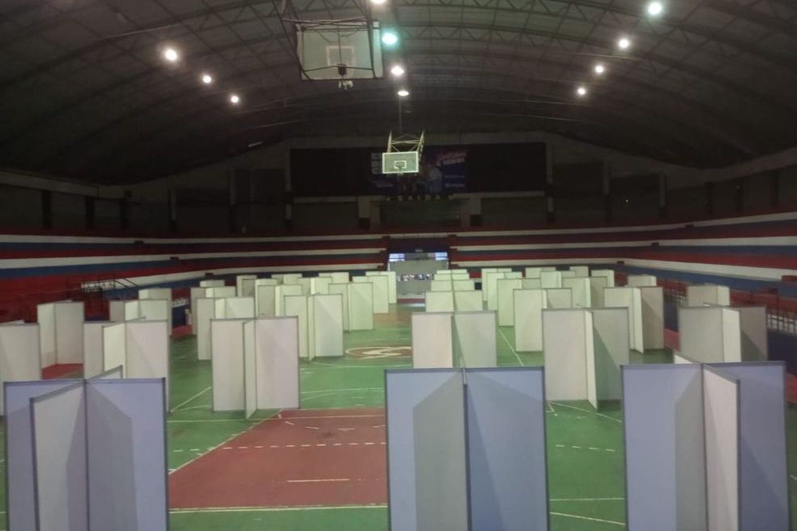 Painéis em zigue-zague para exposição de trabalhos em ginásio