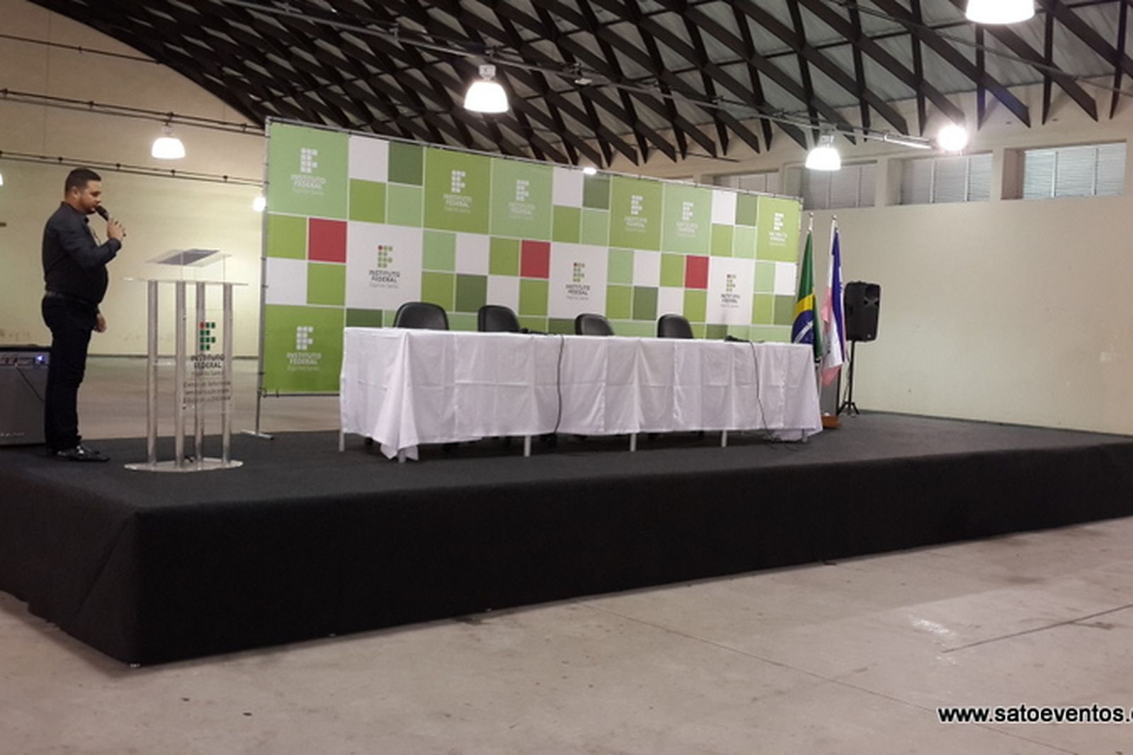 palco com backdrop e púlpito