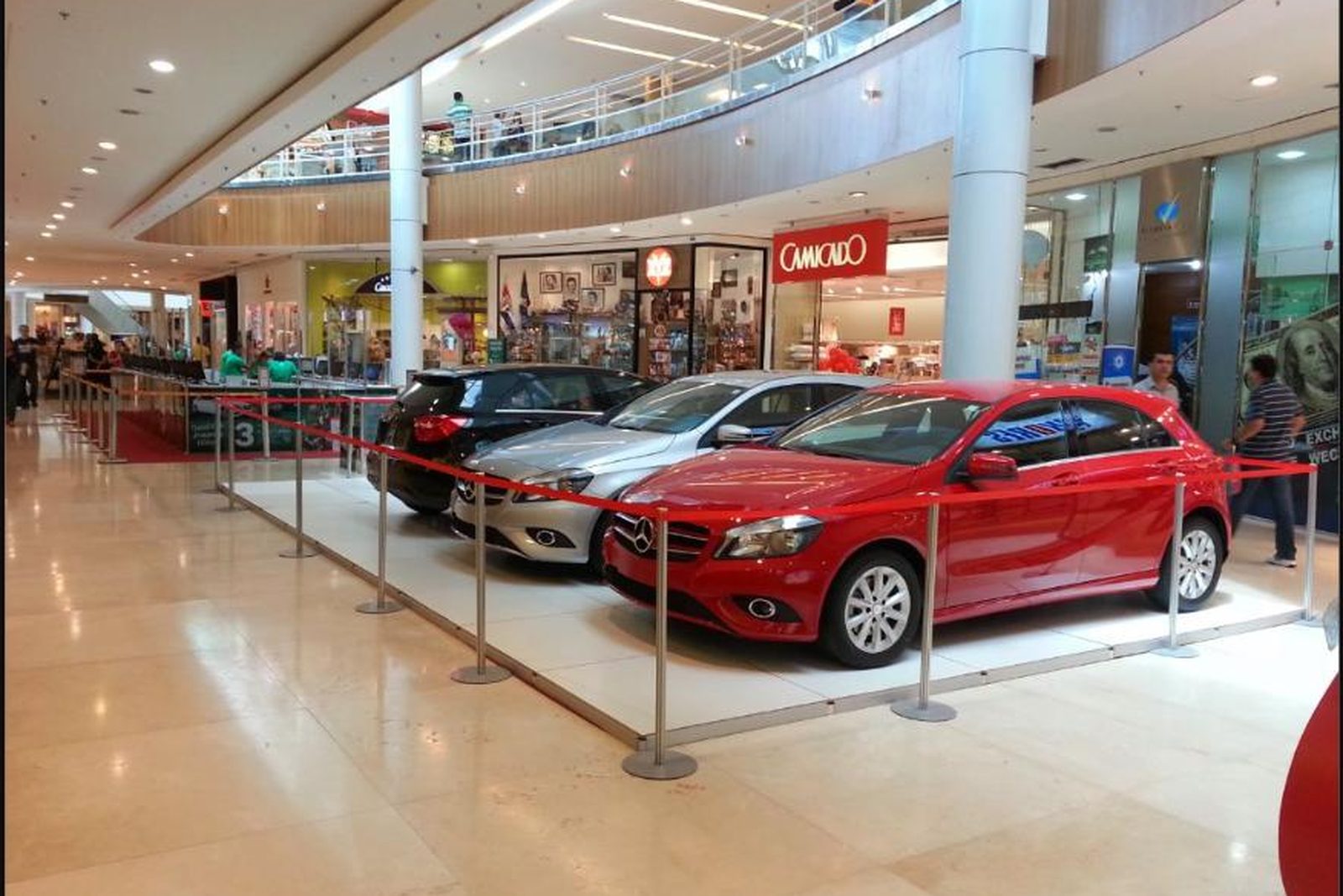 Tablado branco com unifilas, exposição de carros