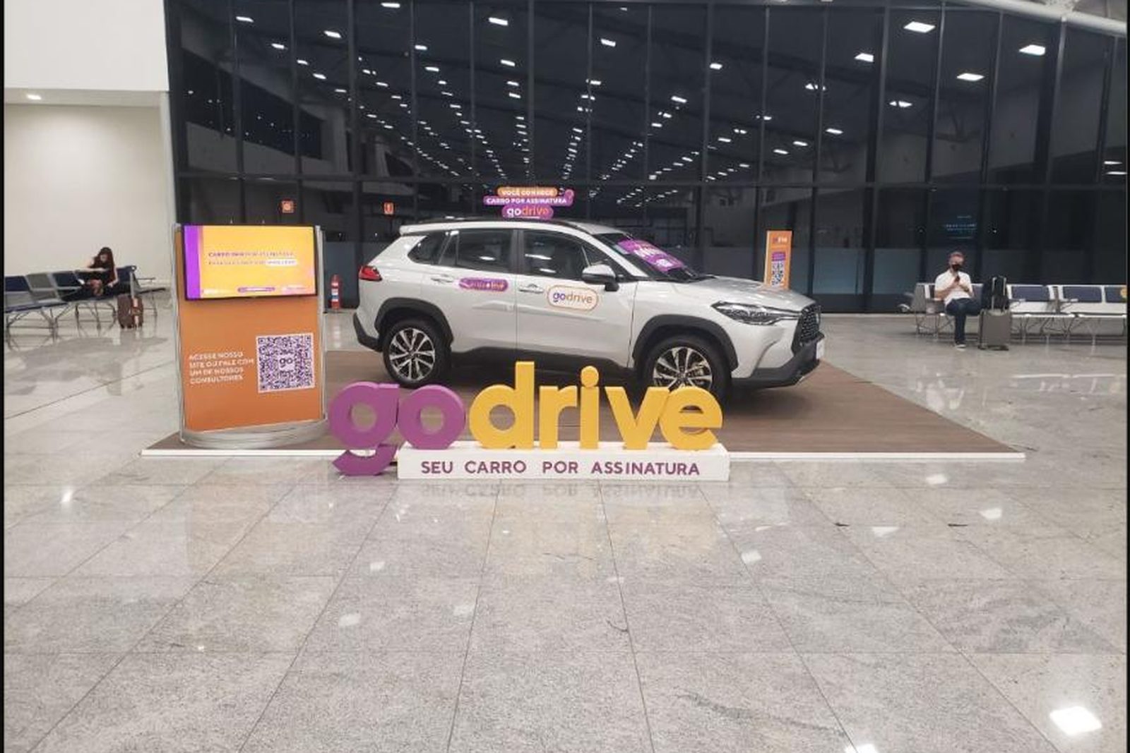 Tablado para carro com letreiro em shopping