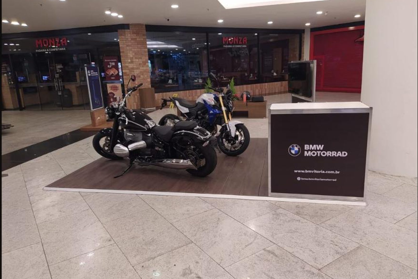Tablado com carpete e balcão adesivado, exposição de motos