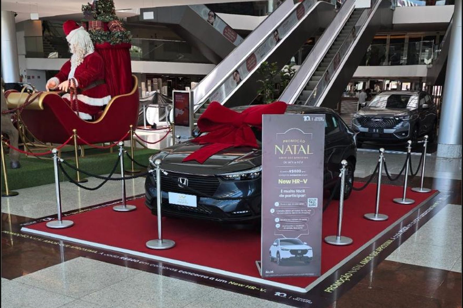 Tablado com carpete vermelho e unifilas, promoção de Natal
