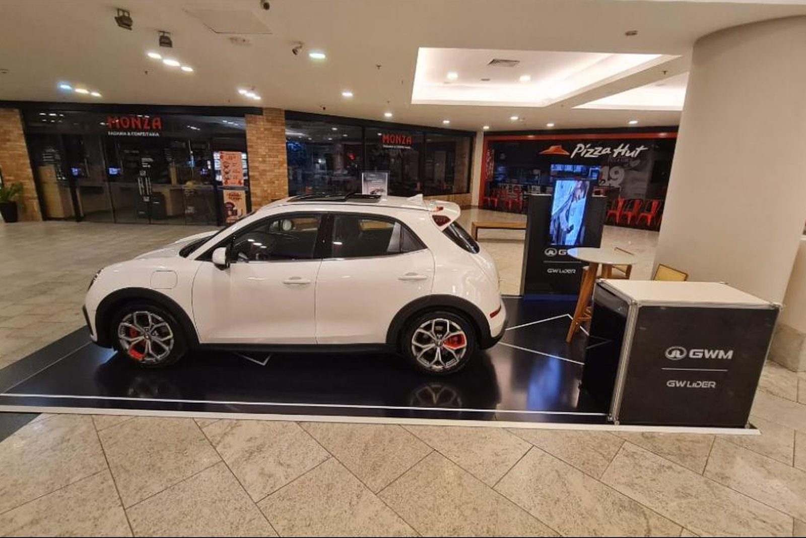 Tablado com piso adesivado, exposição de carro