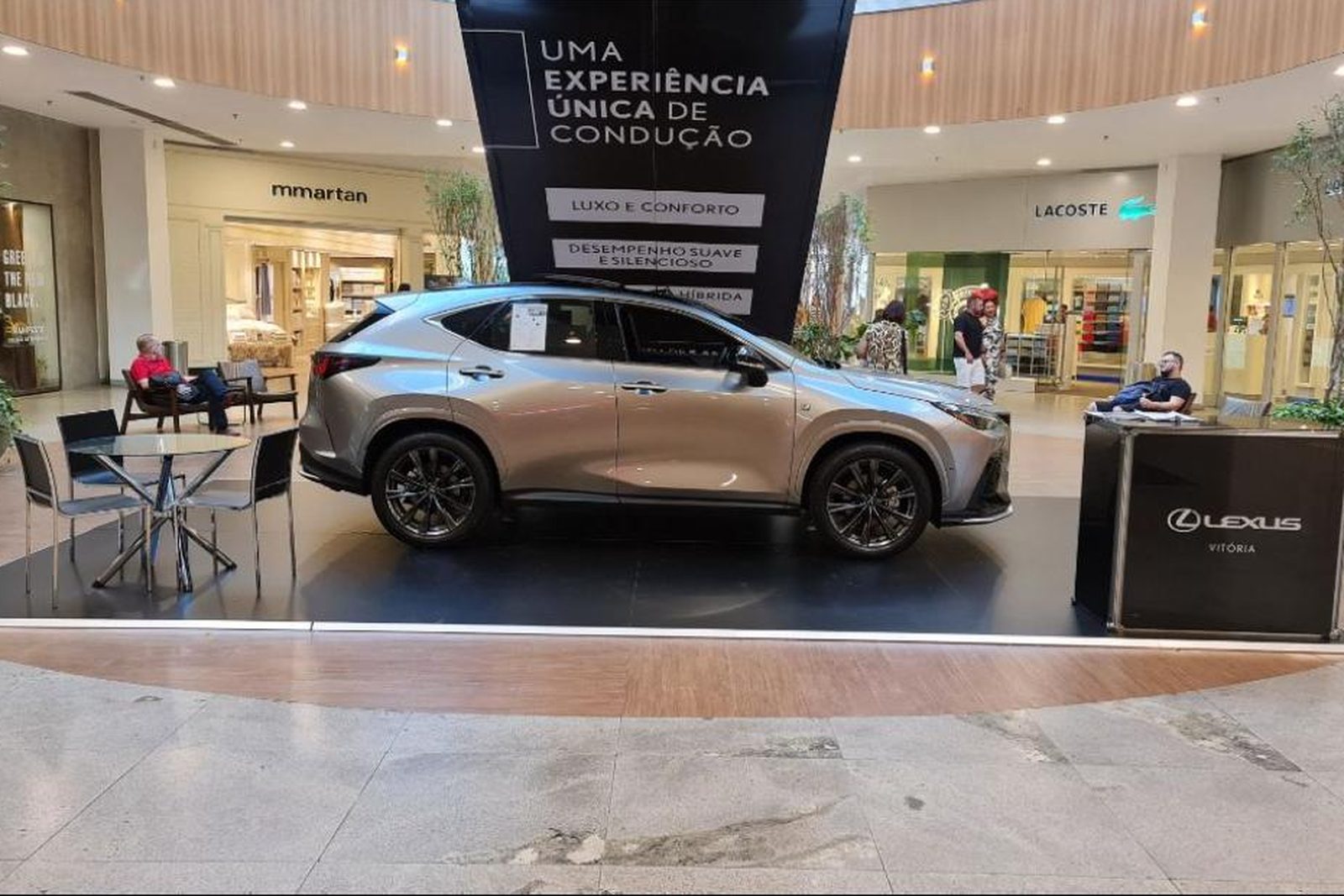Tablado rampado com deck ecológico, exposição de carro em shopping