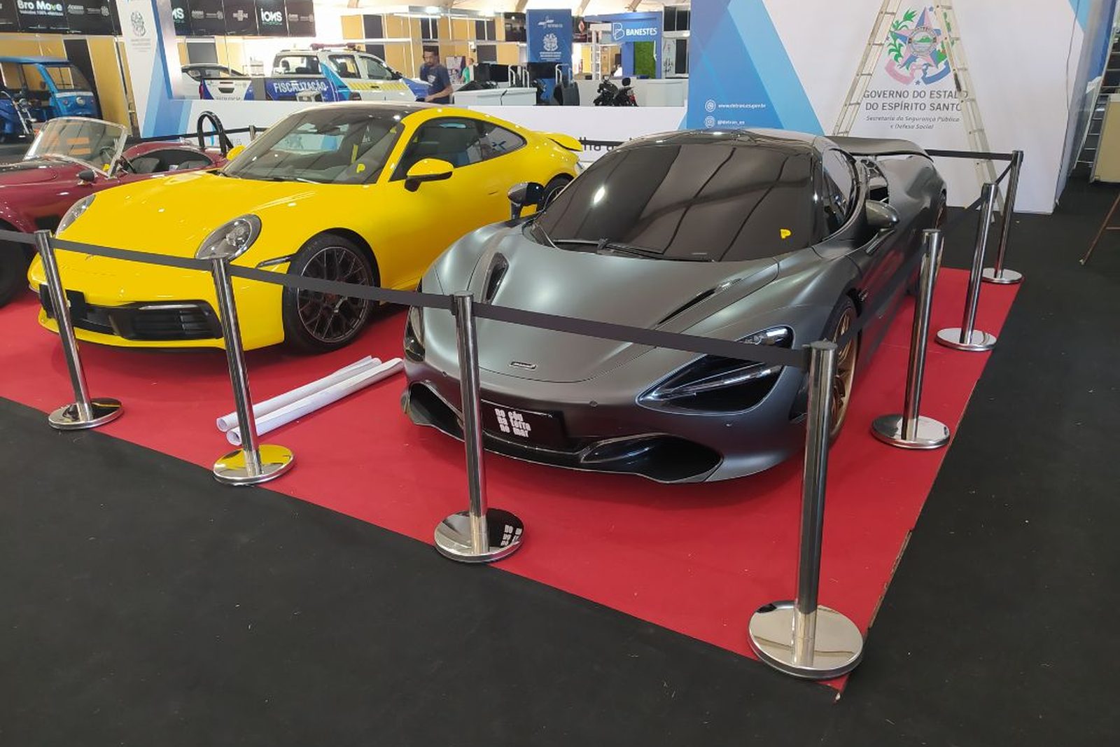 Unifilas isolando carros em exposição
